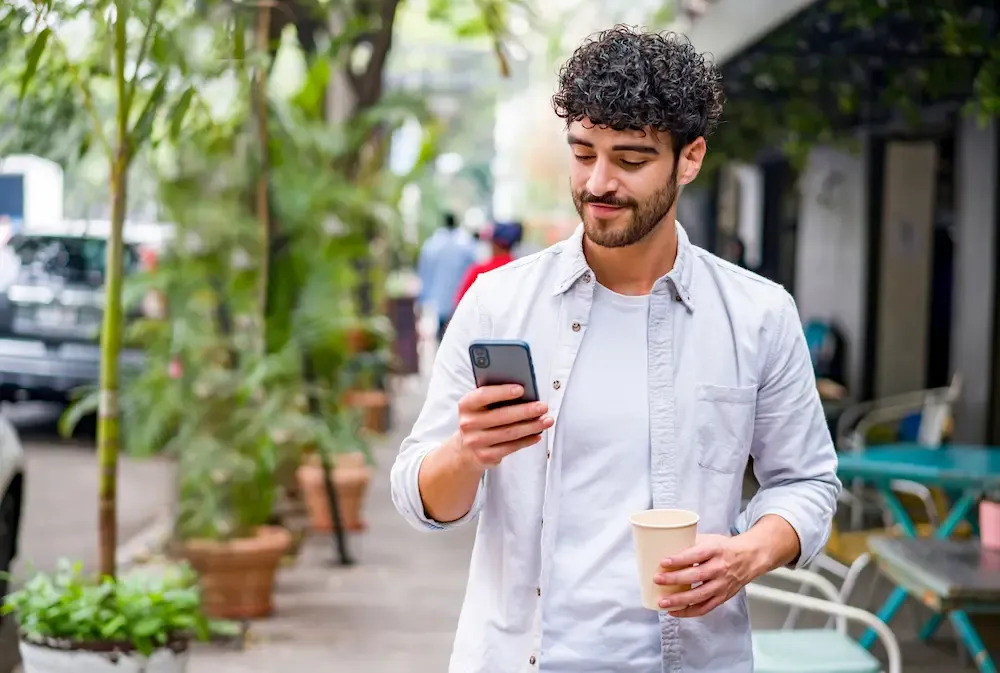 hombre revisando correo de voz